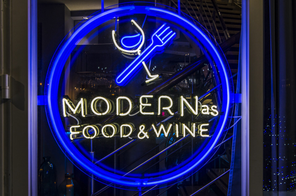 neon-modern-food-wine-niebieski-neon-za-szyba-neon-na-plexi-neon-przy-wejsciu-neon-w-restauracji-neon-reklamowy-sopot-molo-restauracja-napis-neonowy-litery-neonowe